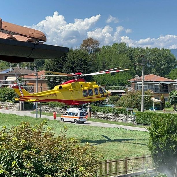 Malore al centro commerciale: a Malgesso arriva l'elisoccorso