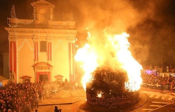 Varese, ci siamo: domani alla Motta si accende il Falò di Sant'Antonio. Sarà la prima edizione &quot;green&quot;