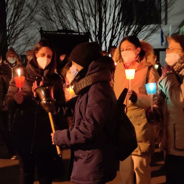 Centinaia di fiaccole per ricordare il piccolo Daniele Paitoni, mamma Silvia: «Dani esplosione di luce. Con voi non mi sento sola»