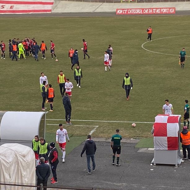 Varese, terzo ko di fila. La squadra dà tutto ma manca l'unica cosa che conta per salvarsi: l'uomo-gol