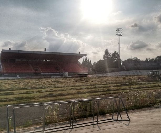 Al Franco Ossola falciano l'erba: sta tornando il Varese? Oggi i biancorossi possono essere in serie D