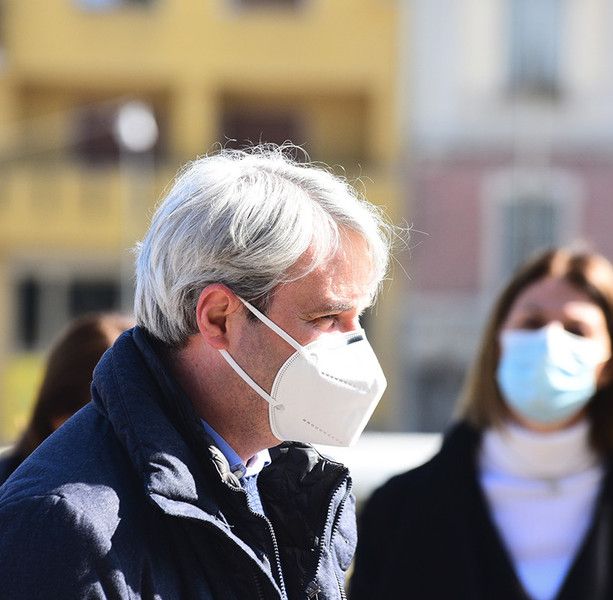 Galimberti a Maroni: «Caro Bobo, è un dispiacere non competere con te alle elezioni. Ti auguro una pronta guarigione!»