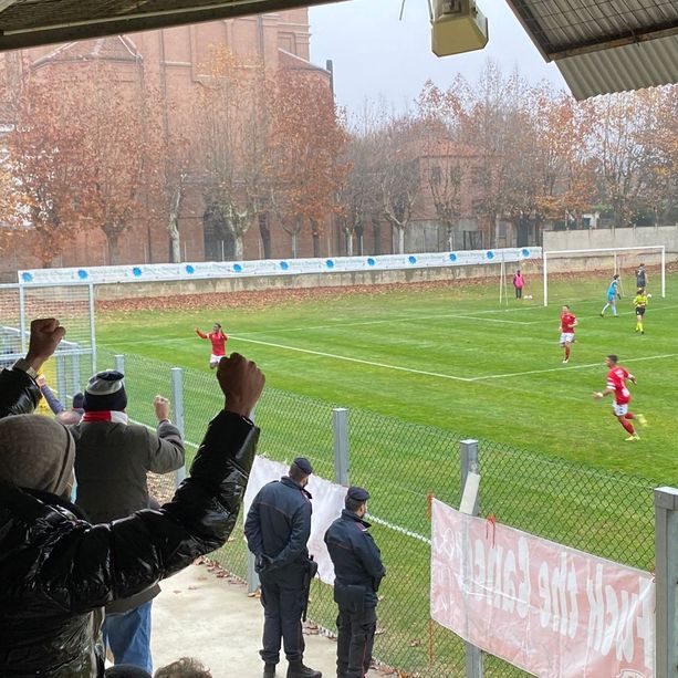 VIDEO. Carattere e voglia di vincere: il Varese trascinato da super Mamah sbanca Bra e prosegue la scalata. Festa finale con i tifosi