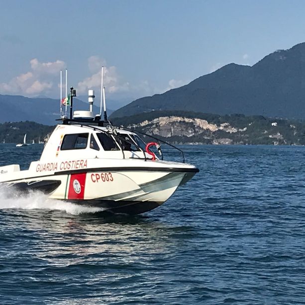 Laveno, si getta nelle acque del lago per farla finita. Salvato dalla motovedetta della Guardia Costiera