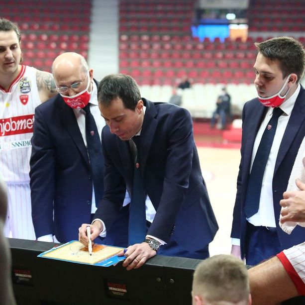 Una squadra e il suo allenatore ultimi per induzione. La campanella dell’ultimo giro è suonata