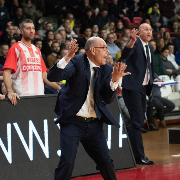 La Pallacanestro Varese non ci sta. Conti: «Inaccettabile subire una sconfitta dalla terna arbitrale»