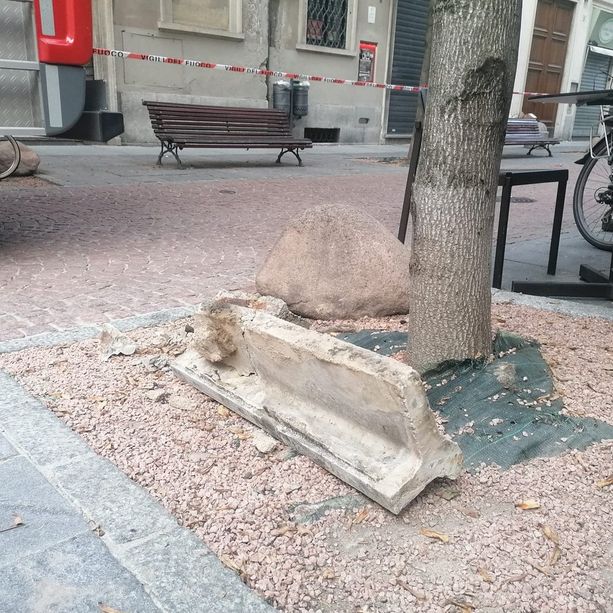FOTO. Cornicione si stacca in pieno centro a Varese: vigili del fuoco e polizia locale in azione tra via Donizetti e piazza Giovine Italia