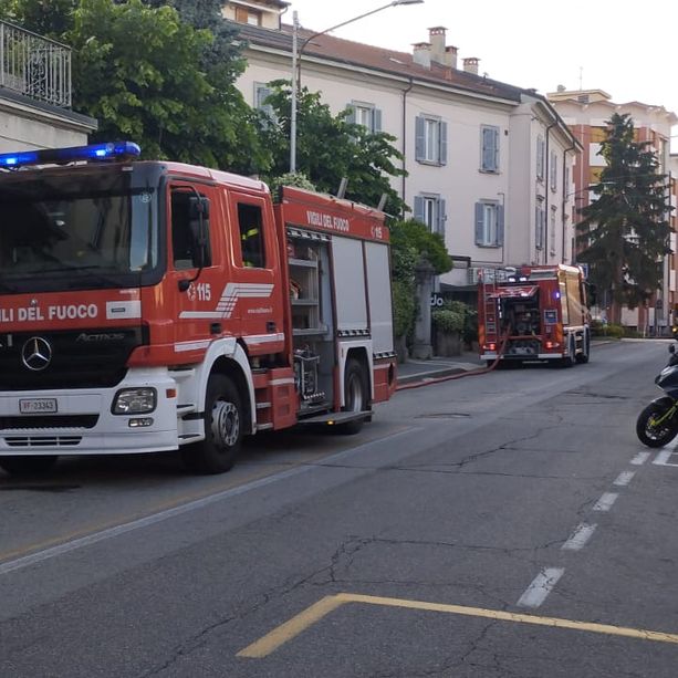 Abitazione in fiamme in via Veratti: vigili del fuoco in azione e strada chiusa