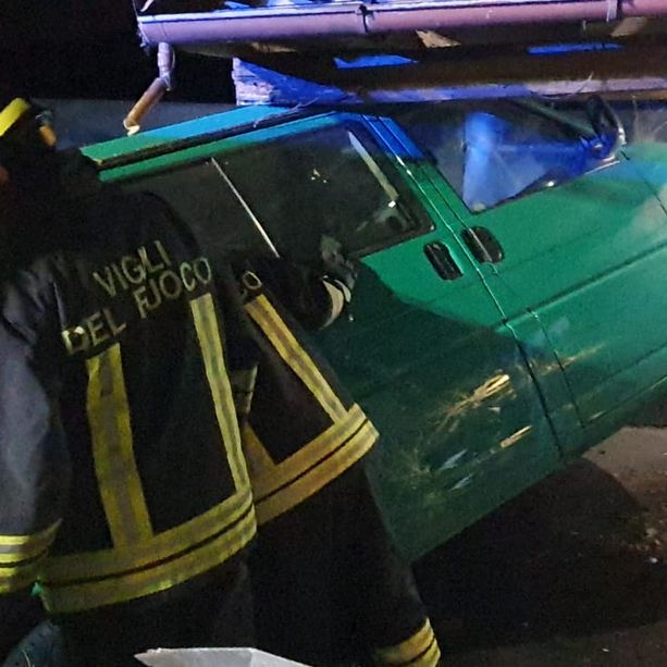 Pauroso schianto sulla statale del lago Maggiore: finisce contro il muro e poi centra un furgone, illeso per miracolo