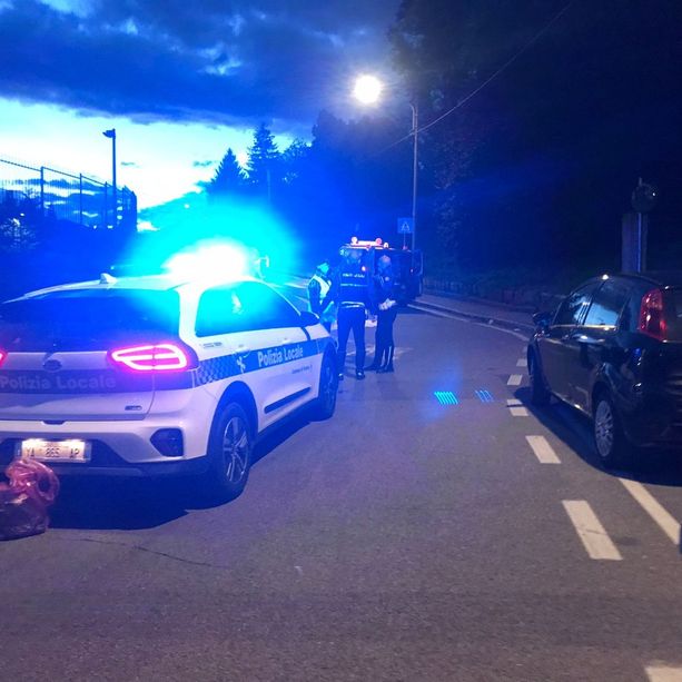 Varese, cadono dalla moto e si schiantano: muore 24enne, gravissima una ragazza