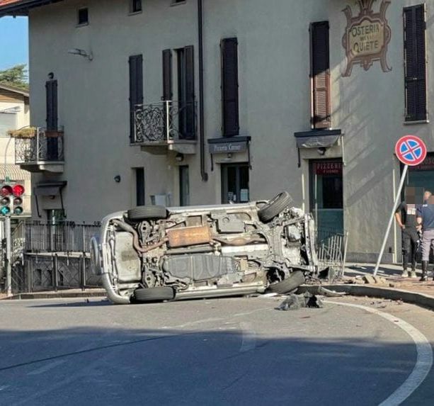 Casciago, scontro all'incrocio di via Matteotti. Auto abbatte un palo e si ribalta in carreggiata