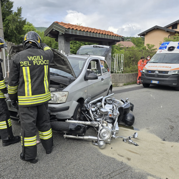 Schianto tra un'auto e una moto a Ferrera di Varese: un ferito