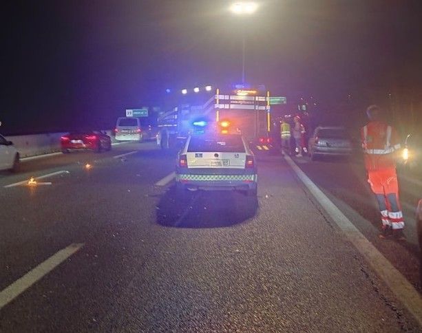 Incidente con auto ribaltata nella notte in Autolaghi: sei persone soccorse, tra loro due giovanissimi