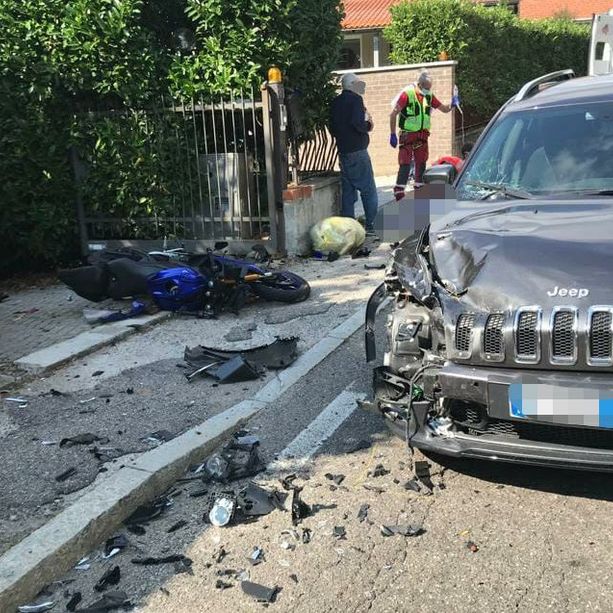 Scontro tra un'auto e una moto in via Campigli, ferito motociclista di 16 anni