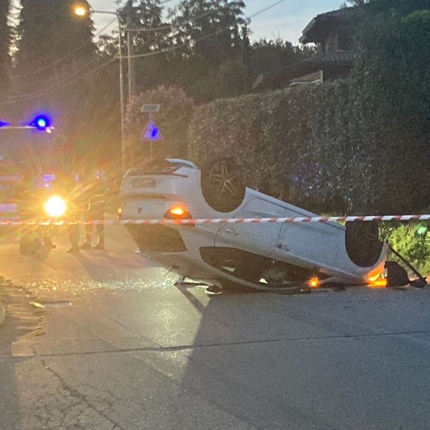 FOTO. Varese, paura e nuovo incidente serale alle Bustecche: un'auto si ribalta in via Carnia, c'è un ferito