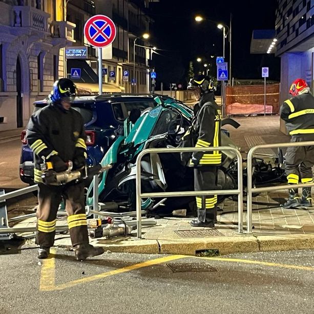 Spaventoso schianto all'incrocio tra via Sempione e via Staurenghi: tre feriti, uno è grave