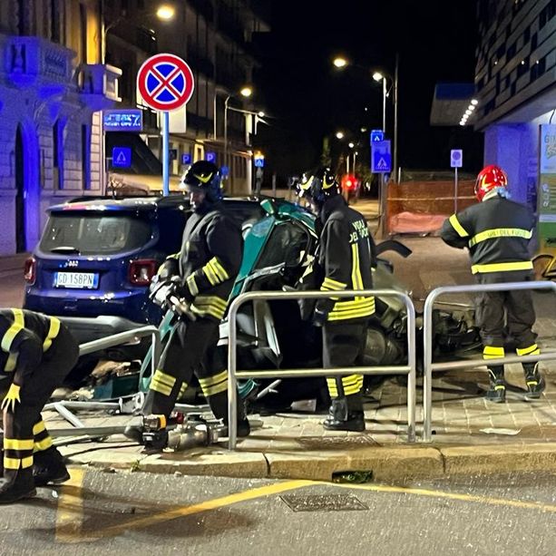 Fuori pericolo la ragazza di 16 anni gravemente ferita nello schianto di via Sempione