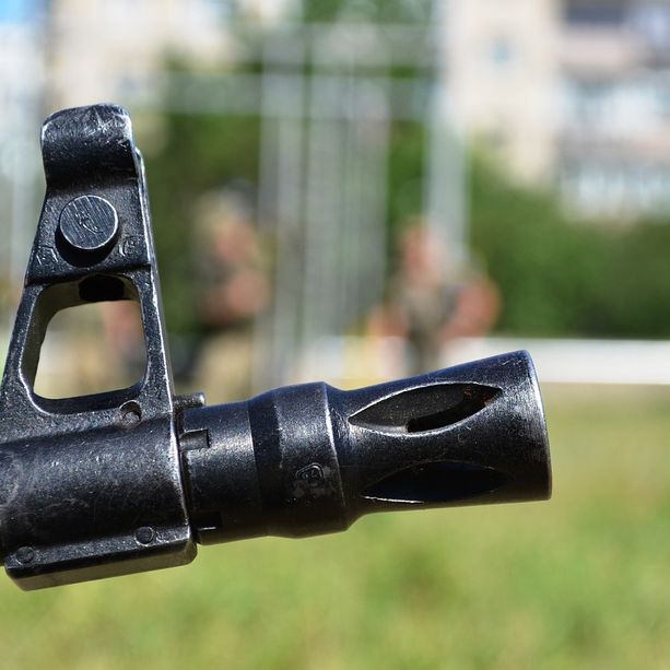 Tradate, spari di kalashnikov per comprare la droga: albanese a processo