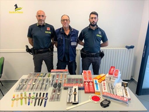 Cerca di passare il confine con 57 Swatch senza dichiararli: ora rischia una multa fino a 50mila euro