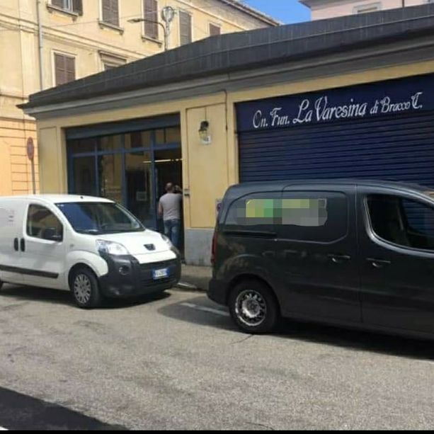 Varese, rubano le gomme del furgone delle onoranze funebri in pieno giorno: «Chi ha notato qualcosa si faccia avanti»