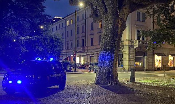 Rissa a notte fonda nel centro di Luino, spunta un coltellino: quattro feriti
