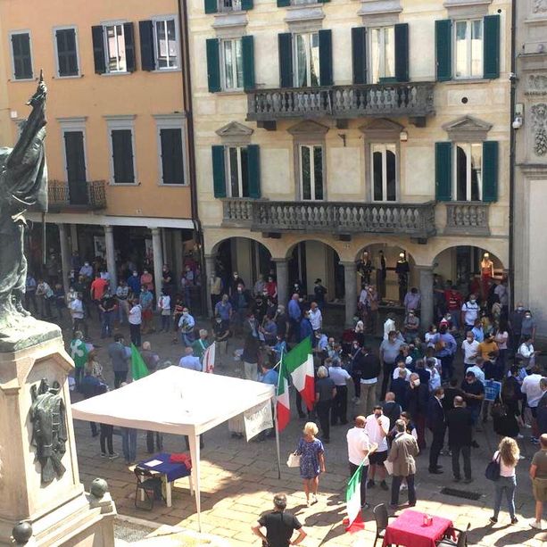 FOTO e VIDEO. Oltre 150 in piazza del Podestà per il centrodestra. Finisce con un applauso a Fontana