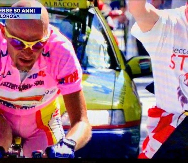 IL MIRACOLO DEL PIRATA. «Sono io quel tifoso che corre pazzo di gioia vicino a Pantani»