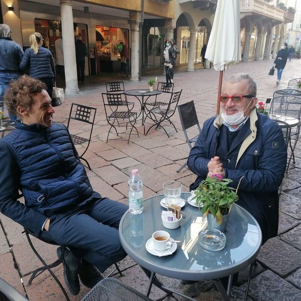 Caffè da Ghezzi per Roberto Maroni: «I varesini mi fermano e mi danno consigli per la campagna elettorale»