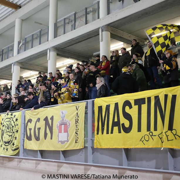 VIDEO E FOTO. Il popolo giallonero canta, i Mastini vincono, il Merano perde: serata perfetta, si torna in vetta