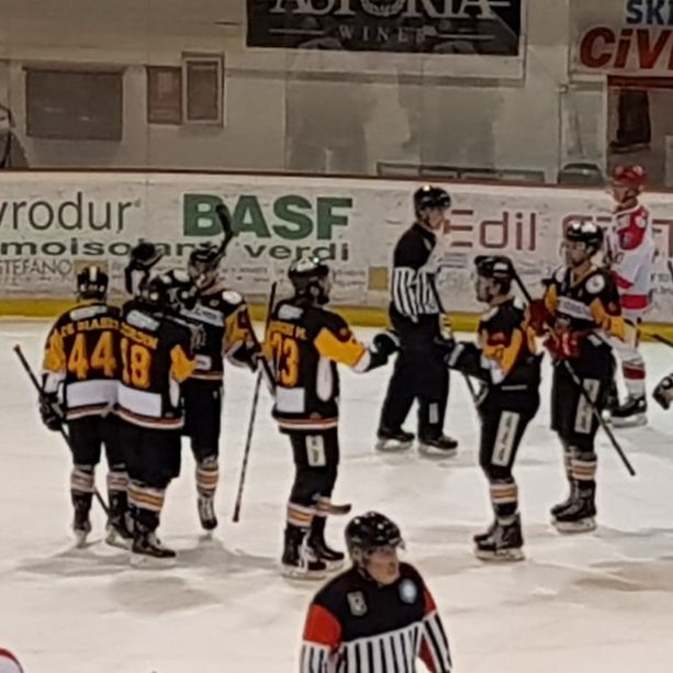 VIDEO E FOTO. I Mastini fanno urlare il popolo giallonero: rimontano due gol e sbancano Alleghe all'overtime
