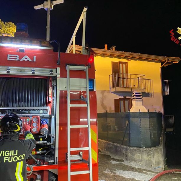 FOTO. Montegrino Valtravaglia, fuoco al tetto di due abitazioni. Evacuati gli inquilini
