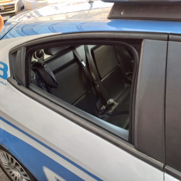 Poliziotto morso da un esagitato, il Siulp denuncia: «Ci vuole il taser per tutti»
