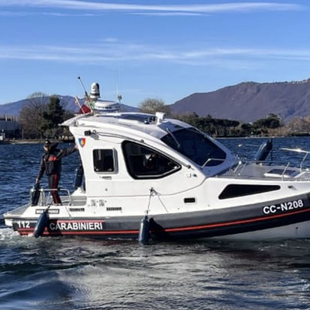 Velocità ed eroismo. Così la nuova motovedetta dei carabinieri ha salvato l'uomo gettatosi nel lago a Laveno
