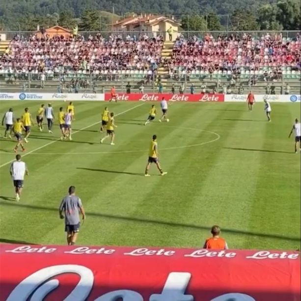 Il Napoli si allena davanti al suo pubblico. E la Lombardia? Serve un'ordinanza della Regione per i tifosi
