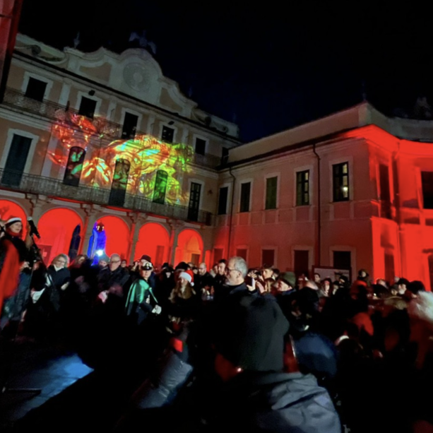 Novanta metri di luci e magia. Oggi alle 18 ai Giardini Estensi l'inaugurazione dello spettacolo di Natale