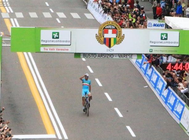 Il calcio chiude le porte ai tifosi, il ciclismo li riporta sulle strade. Nibali e Varese in sella quando era più facile restare a guardare