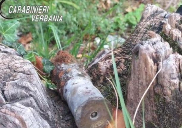 Turista trova un proiettile di cannone nel lago Maggiore
