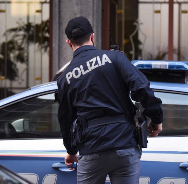Giovane donna pestata e sfregiata al volto con un pugnale: uomo violento in manette