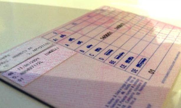Stava sostenendo l'esame di teoria della patente con &quot;l'aiutino da casa&quot;, denunciato dai carabinieri un 34enne