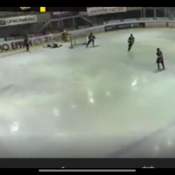 VIDEO. Varese sotto choc per la carica a Perla. Nell'hockey il portiere non si tocca nemmeno con un dito: e invece...