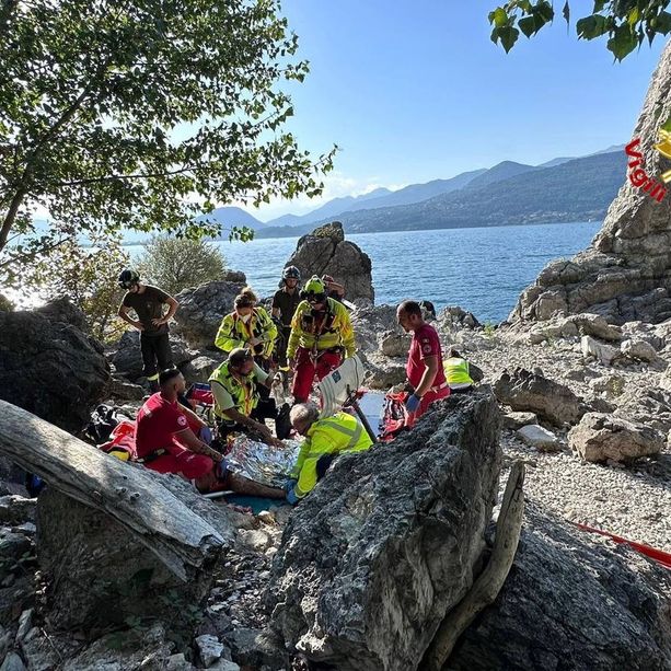 Scivola sugli scogli in riva al lago al Sasso Galletto e si ferisce alla schiena: trasportato in ospedale con l'elisoccorso