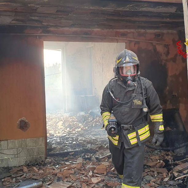 Brucia abitazione a Montegrino Valtravaglia: vigili del fuoco al lavoro, edificio inagibile