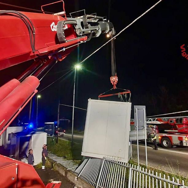 FOTO. Maltempo, volano in strada i container di una ditta e abbattono alcuni pali: danni a Uboldo