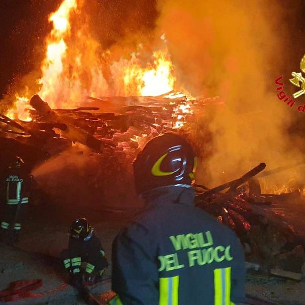 Serata di fuoco a Casbeno: catasta di legna in fiamme, vigili del fuoco al lavoro