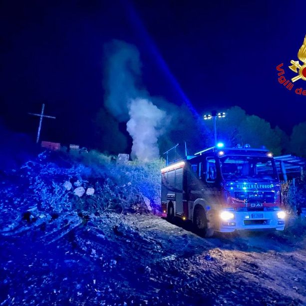 Roulotte in fiamme, vigili del fuoco al lavoro in via Postumia