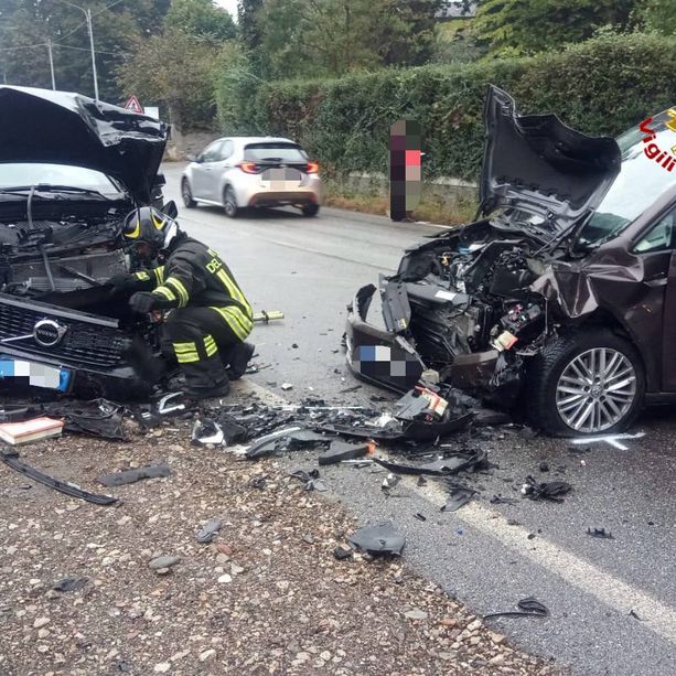 FOTO. Frontale sulla statale della Valganna, due automobilisti finiscono in pronto soccorso