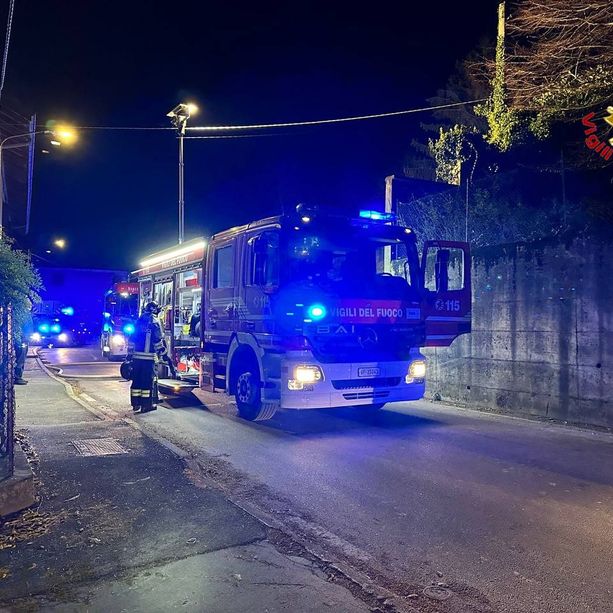 FOTO. Edificio in fiamme in via Gozzi a Varese: incendio domato dai vigili del fuoco