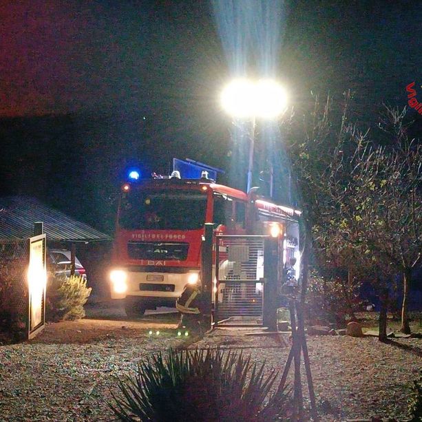 Notte di fuoco nel Varesotto: brucia un tetto a Marchirolo