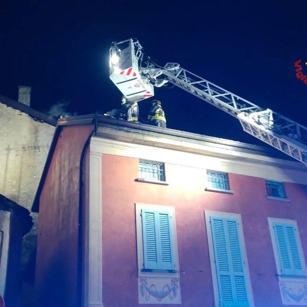 Fiamme a Bisuschio, intervengono i vigili del fuoco