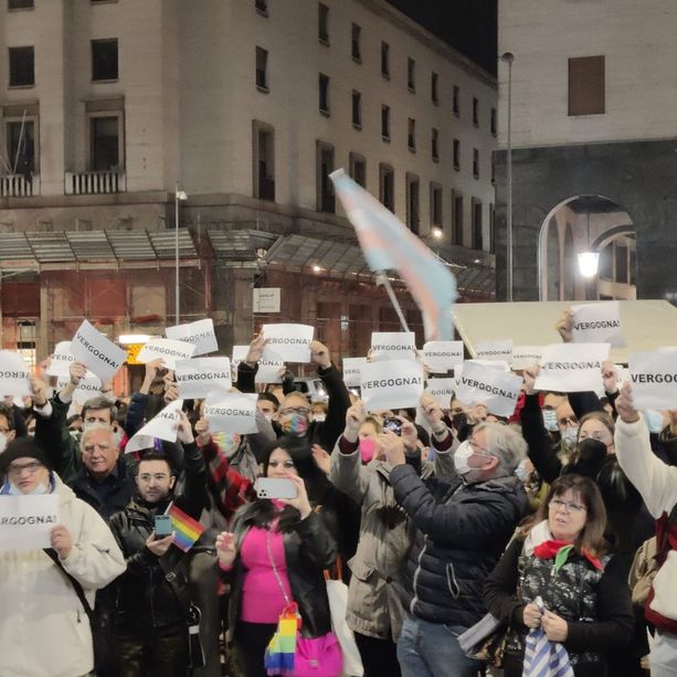 VIDEO. «Ver-go-gna, ver-go-gna»: piazza Monte Grappa contro la &quot;morte&quot; del ddl Zan. L'assessore Dimaggio: «La diversità è un valore. Vivere sereni ed essere felici diritto di tutti»
